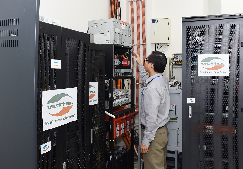 Anh Nguyễn Hữu Phúc, chuyên viên giải pháp của Viettel Telecom, phụ trách toàn bộ hạ tầng wifi ở IMC, đang thao tác ở phòng máy chủ ở IMC.